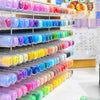 Eine Anordnung von Präzisions-Acryl-Malern in Reihen nach Farbe und Typ.