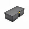 Schwarze, robuste Angelbox mit gelbem Verschluss, von oben.