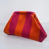 Pochette en crochet rayée pour femme, orange et magenta, vue de côté.