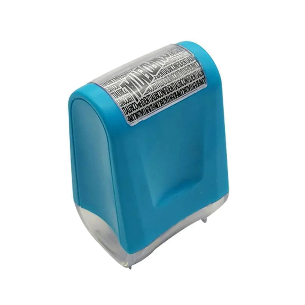 Sello de rodillo azul con cubierta de plástico transparente y etiqueta plateada para protección de privacidad.