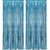 Un par de cortinas con flecos plateados y brillantes azules usados como telón de fondo.