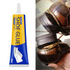 Eine Flasche Schuhkleber-Set mit weißer Applikator und einem braunen Leder-Schuh im Hintergrund.