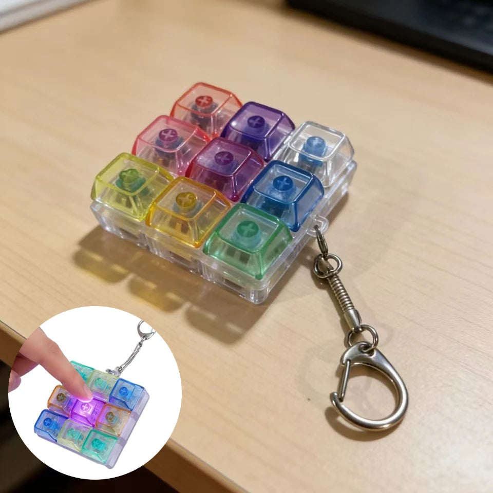 Llavero de plástico transparente con múltiples keycaps mecánicas de teclado de colores y luces LED.