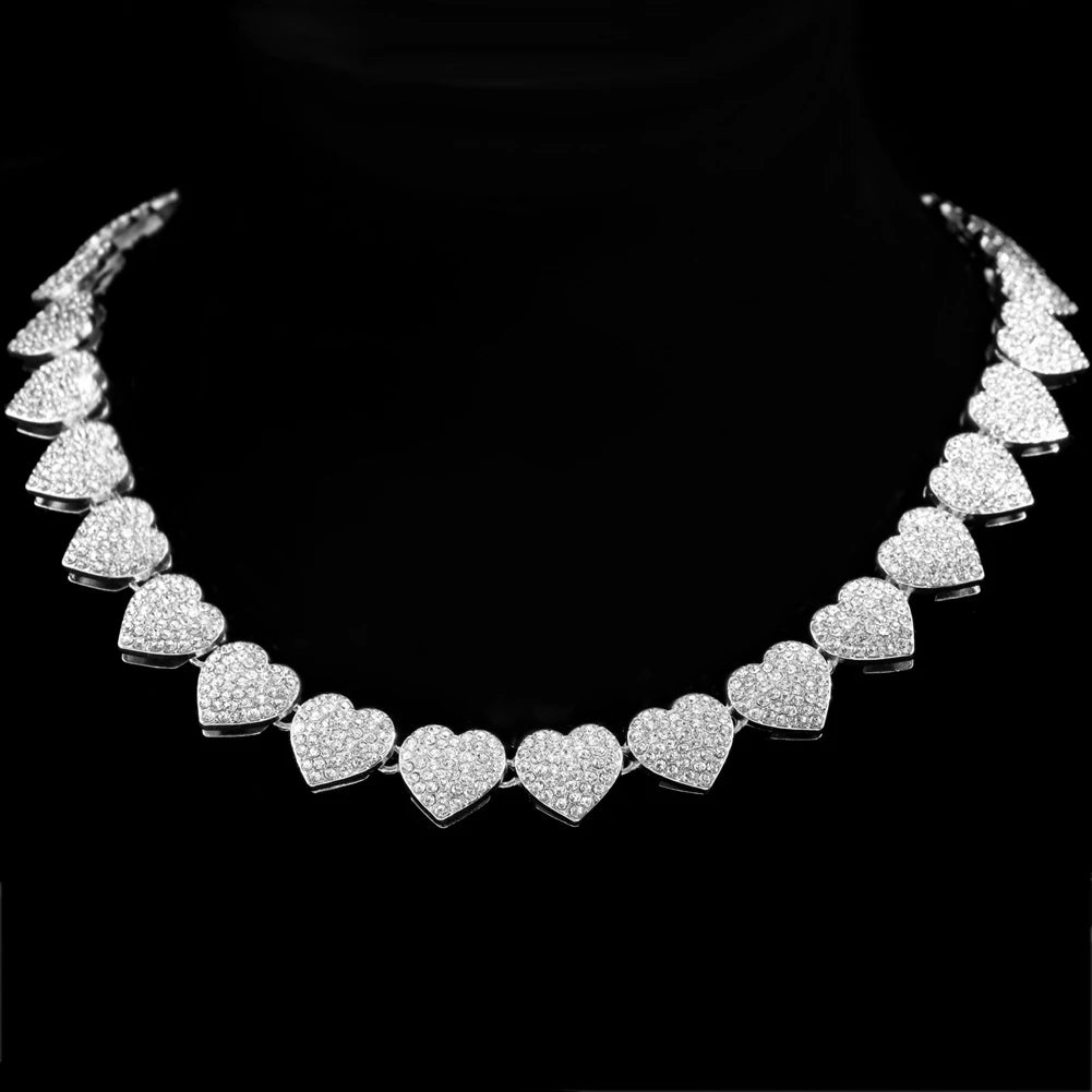 Collier de tennis scintillant en strass, gros plan sur fond noir.