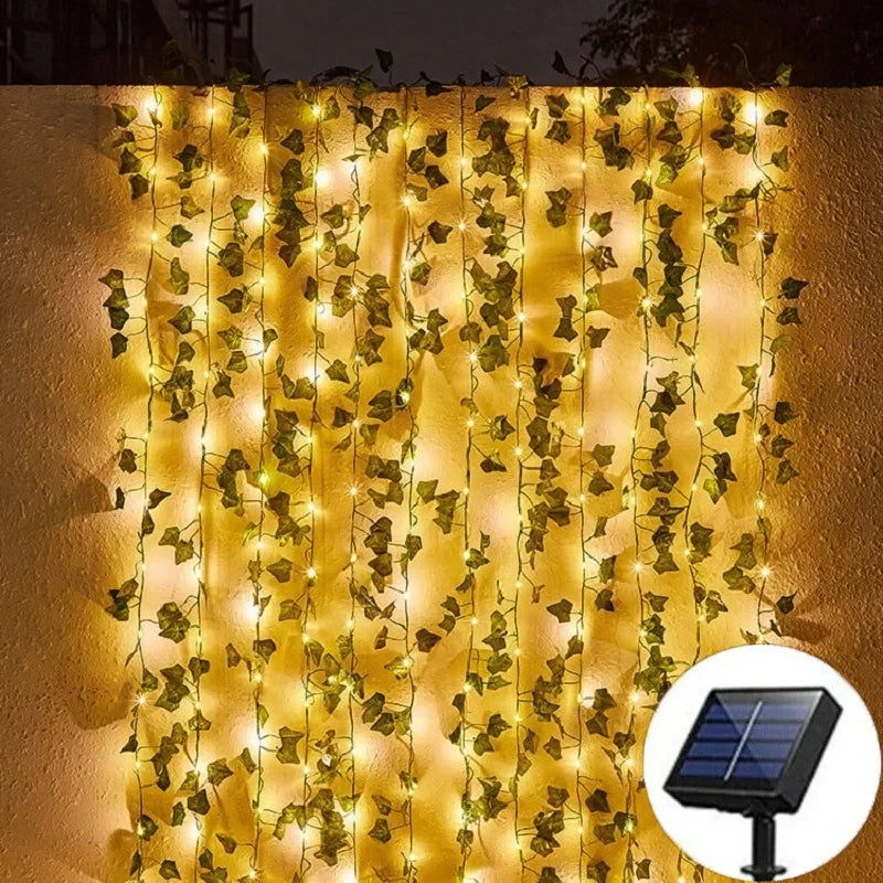 Guirlande lumineuse verticale de lierre LED jaune illuminant un mur texturé la nuit.