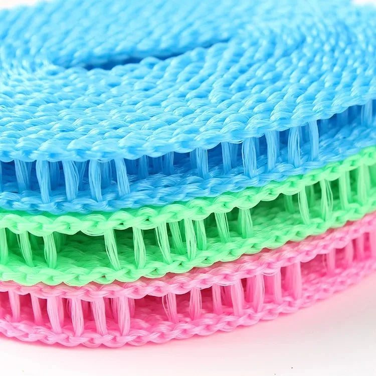 Una pila de cordones de ropa de nailon coloridos en azul, cian, verde y rosa.