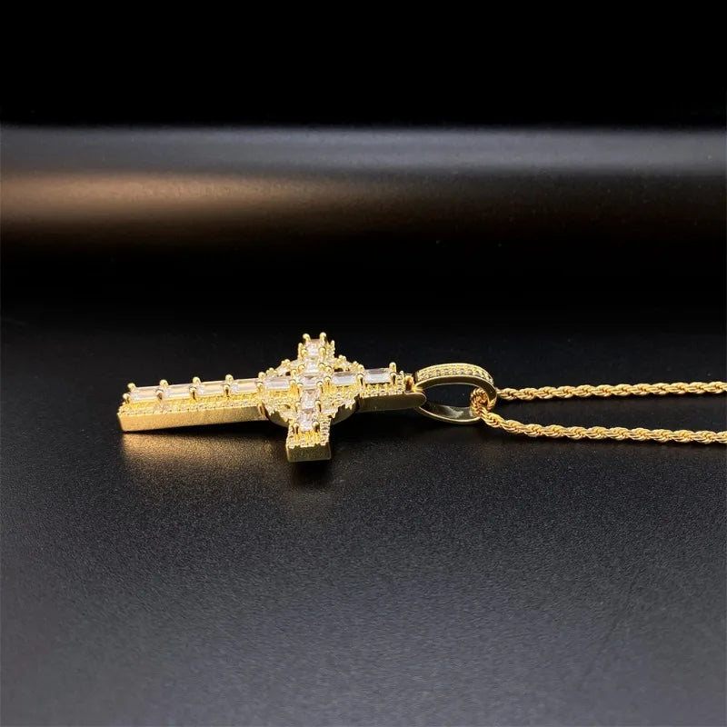 Collier pendentif croix celtique en or glacé, exposé sur une surface sombre.