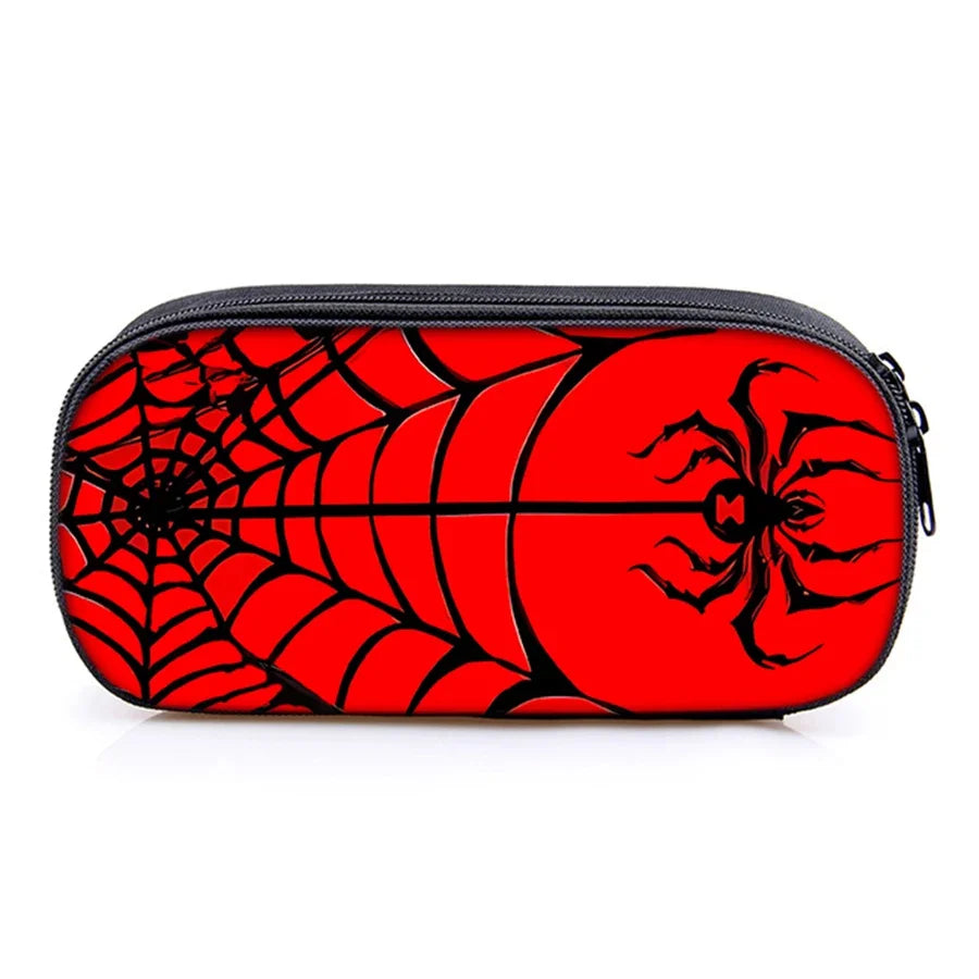 Rotes Bleistiftcase mit schwarzem Spinnweben- und Spinnenmusterdesign.