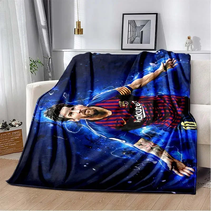 Dunkelblaue Decke mit Grafik eines Mannes mit dunklem Haar und Bart in dynamischer Pose vor sternenbelichtetem Hintergrund.