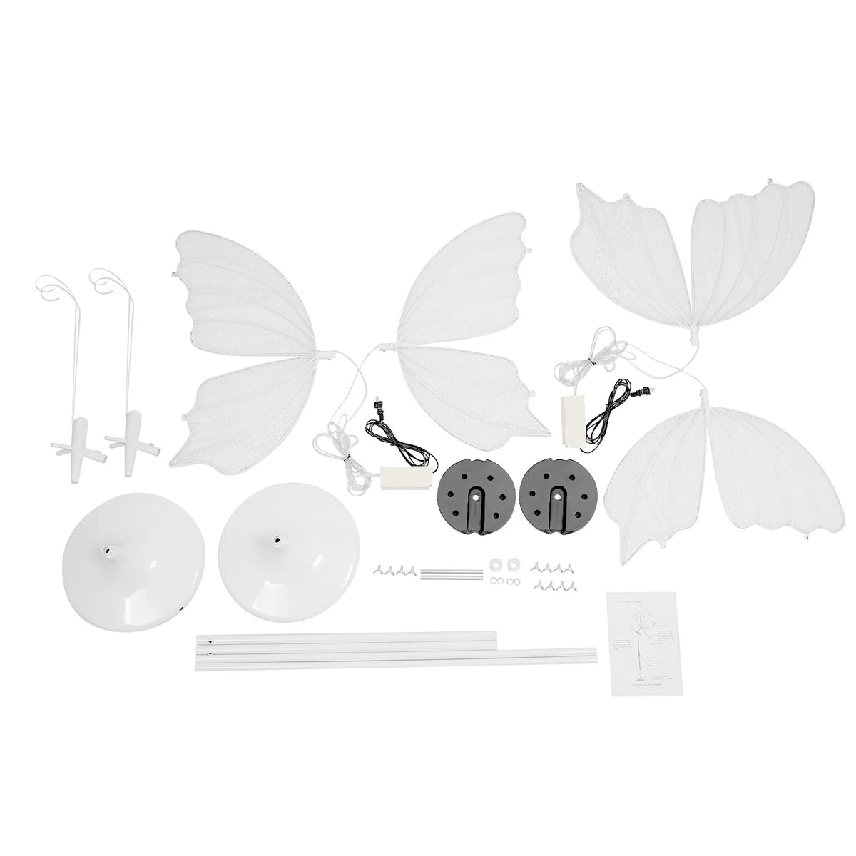 Ein Set weißer romantischer Schmetterlings-Bodenlampen mit zarten Stoffflügeln und verschiedenen Zubehör.