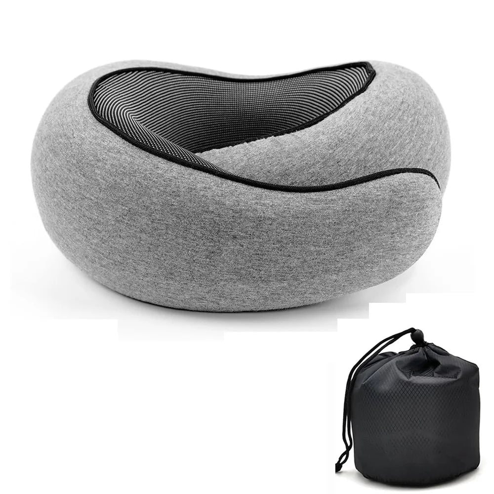 Oreiller de voyage en mousse à mémoire de forme gris avec une housse en filet noir