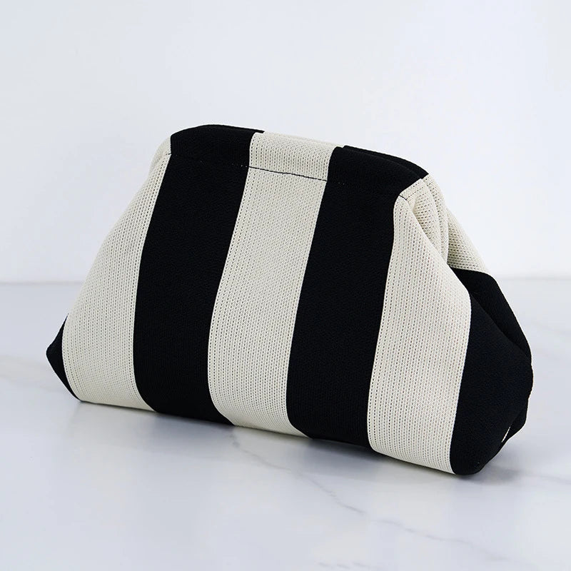 Pochette en crochet à rayures noires et crème verticales.