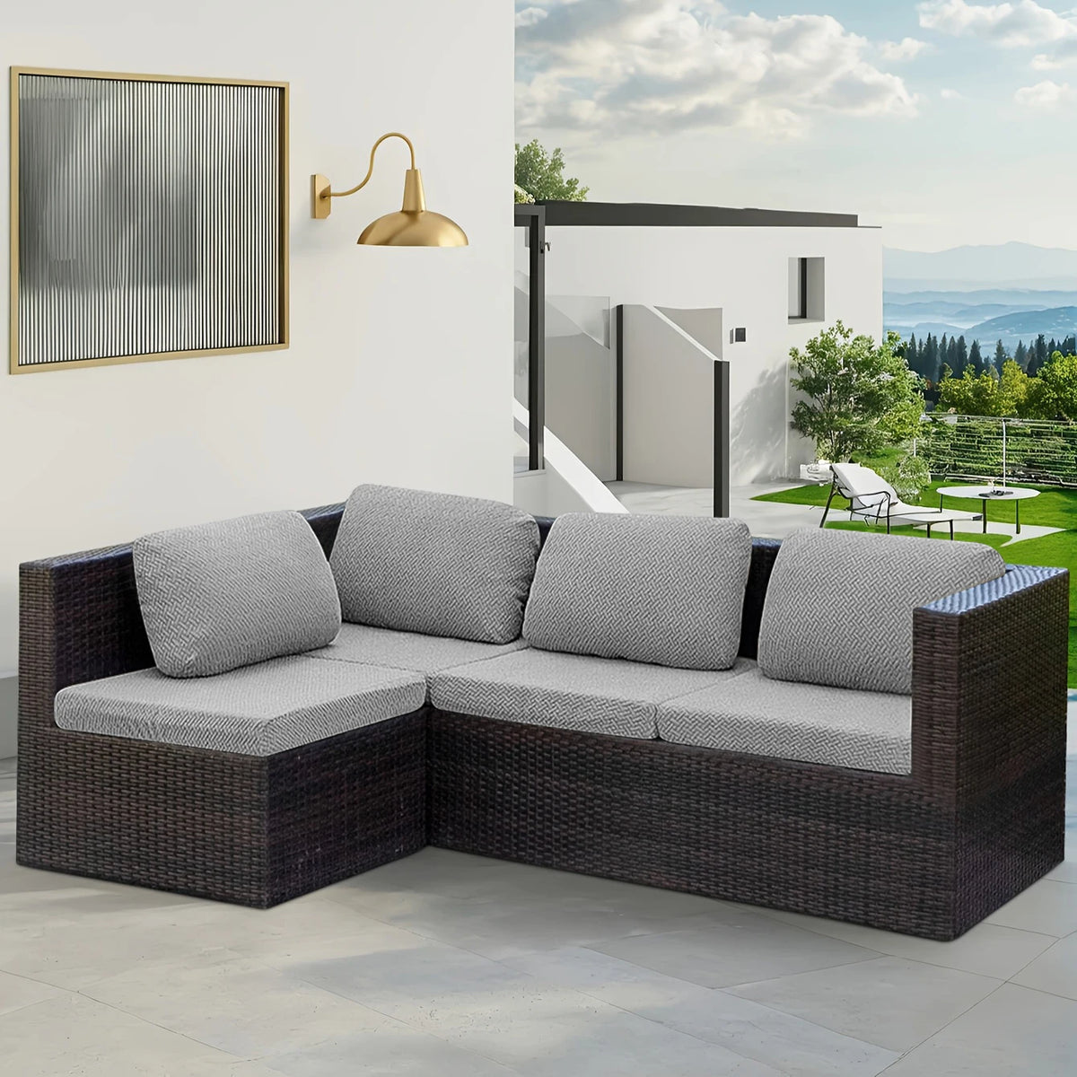 Dunkelbraune Rattan-Außensofa mit hellgrauen Kissen auf einer modernen Terrasse.