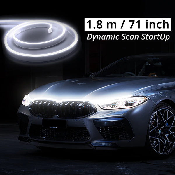 Nahaufnahme der Frontgrill und Motorhaube eines Autos mit LED-Lichtstreifen-Effekt.