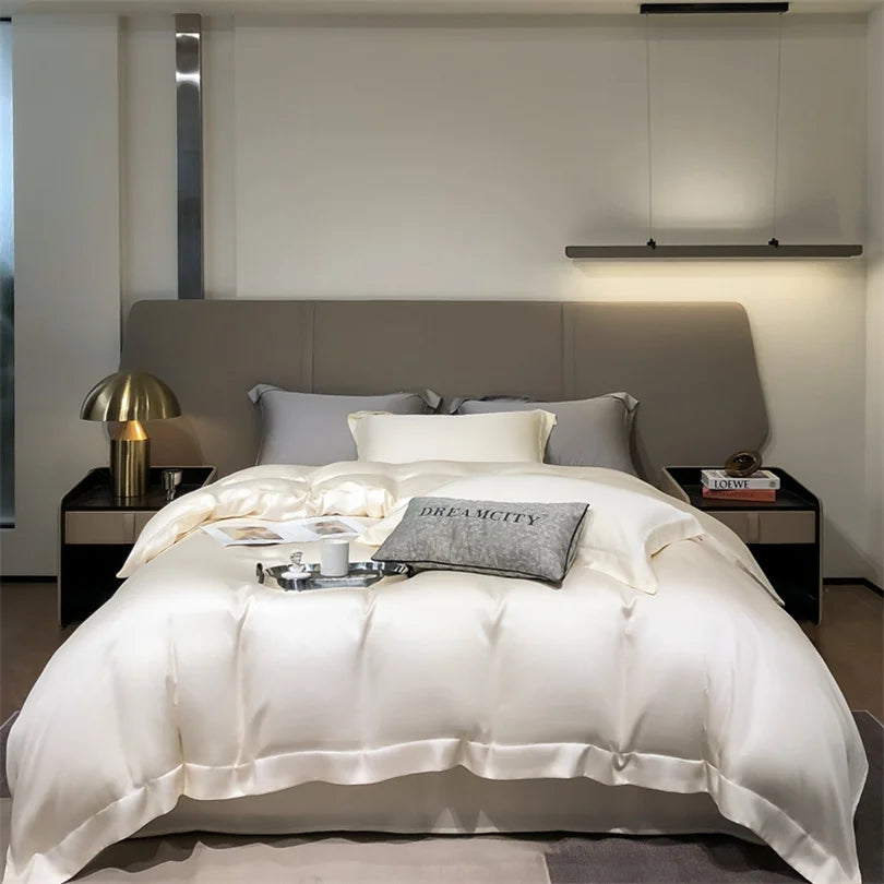Luxuriöses weißes Bambusbettwäsche-Set auf modernem Bett mit neutralen Tönen und minimalistischer Einrichtung.