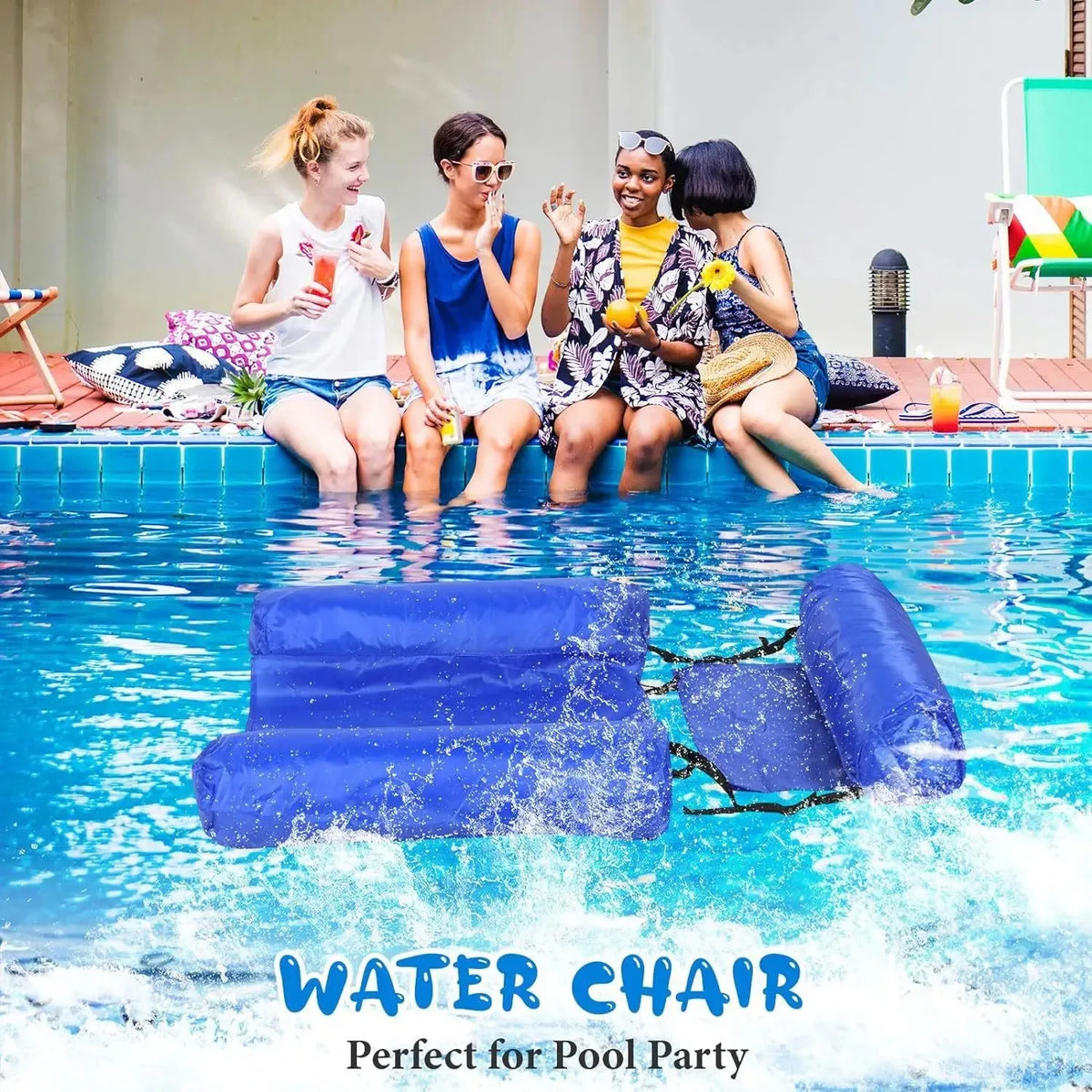 Blauer aufblasbarer Wassersessel schwimmt im klaren blauen Poolwasser, vier Frauen feiern eine Party.