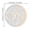 Un moule en silicone transparent rond avec un motif floral pour cire de bougie DIY.