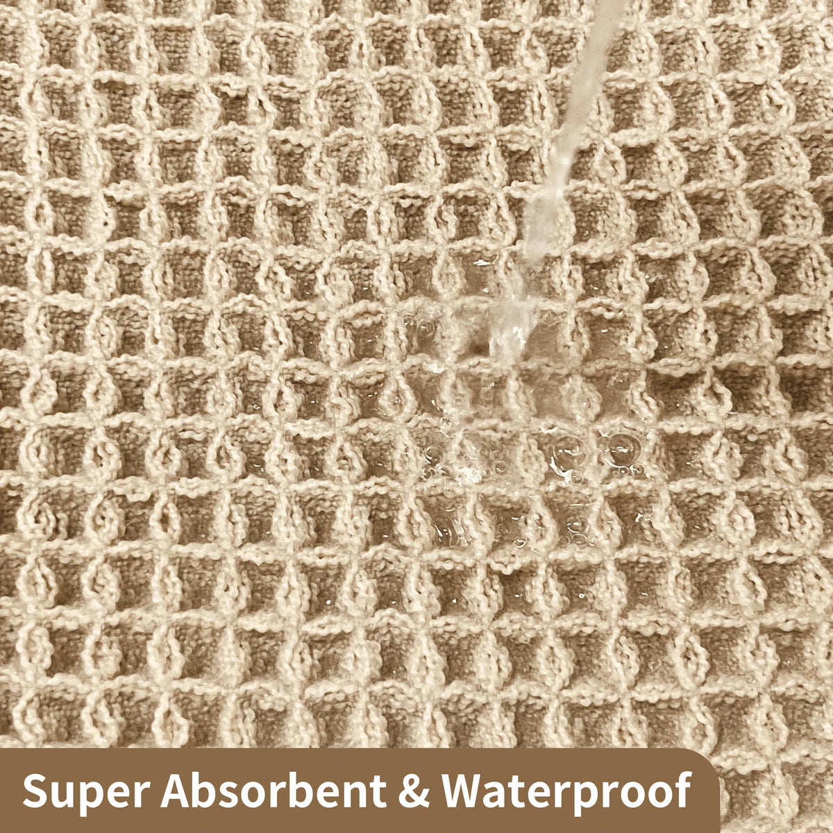 Primer plano de una alfombra de baño de tela waffle beige absorbiendo agua.