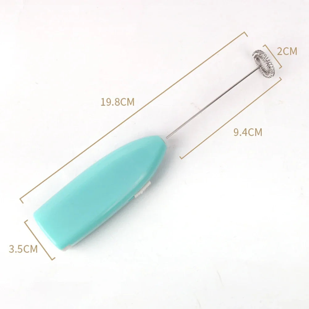 Espumador eléctrico de leche azul claro portátil con accesorio de batidor de metal.