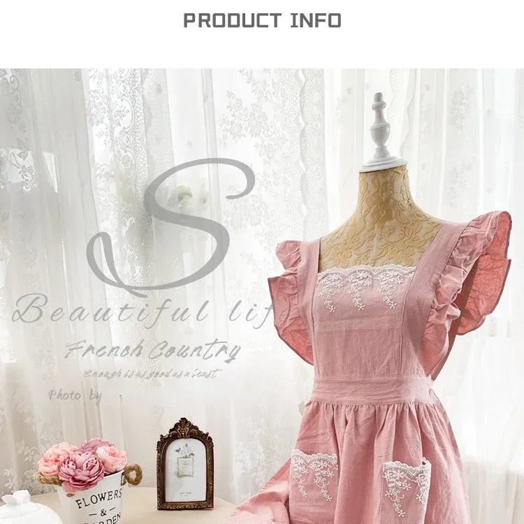 Rosa Baumwoll-Leinen-Schürzenkleid mit Spitzenbesatz auf einem Mannequin.
