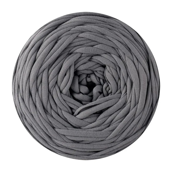Eine Kugel grauem weichem T-Shirt-Garn für Häkeln und DIY-Bastelarbeiten.