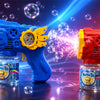 Blaues und rotes automatisches Blasspielzeug gegen hellen, funkelnden Hintergrund mit schwebenden Blasen.