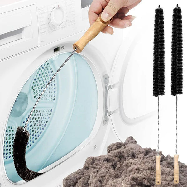 Une main utilise un kit de brosse pour nettoyer le filtre à peluches dans une machine à laver.