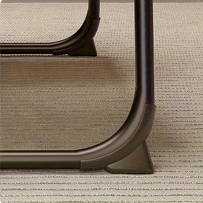 Vista cercana de un escritorio portátil plegable para laptop, diseñado para usar en la cama o para estudiar.