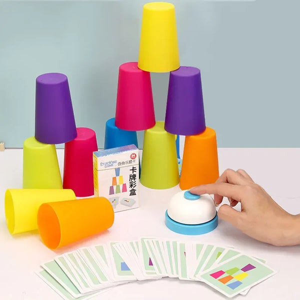 Une main tient une pile de tasses et de cartes en plastique colorées pour un jeu d'empilement Montessori.