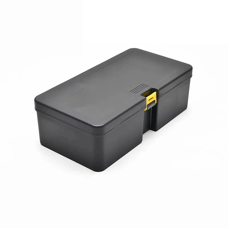 Schwarze, robuste Angelbox mit gelbem Verschluss, von oben betrachtet.