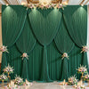 Luxuriöser smaragdgrüner Stoffhintergrundvorhang mit floralen Akzenten und drapierter Stoff.