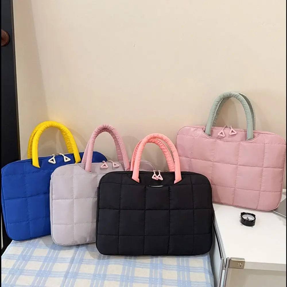 Collection de sacs à dos pour ordinateur portable en nylon imperméable rose, violet et noir sur une surface à carreaux bleu c