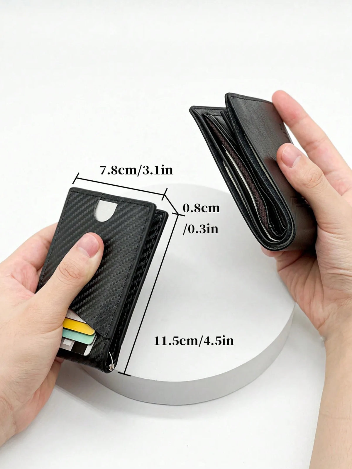 Eine Hand hält eine schwarze Kohlefaser-Kartenn holder Geldbörse, die ihre Abmessungen und Gestaltung zeigt.