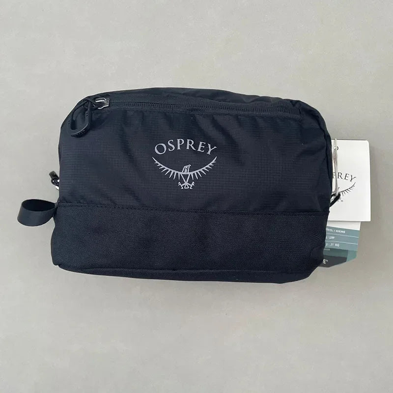 Sac à toilette pliable et imperméable noir Osprey avec logo brodé à l'avant.
