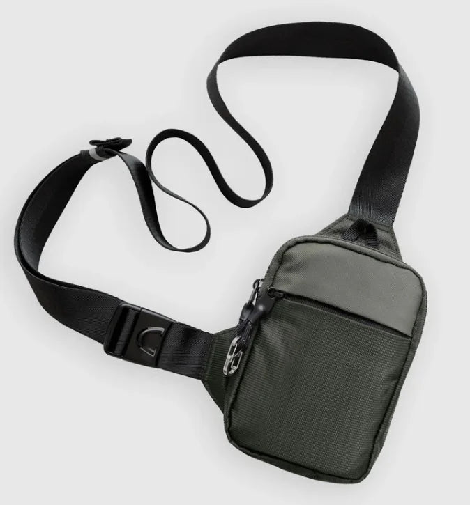 Bolso cruz de nylon verde oliva oscuro con correa ajustable negra y hebilla segura.