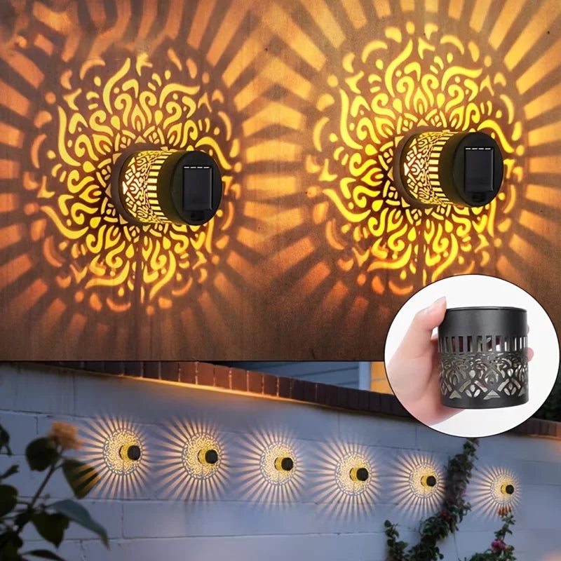 Primer plano de una lámpara de pared mandala solar con proyección de sombra floral iluminando una pared texturizada.