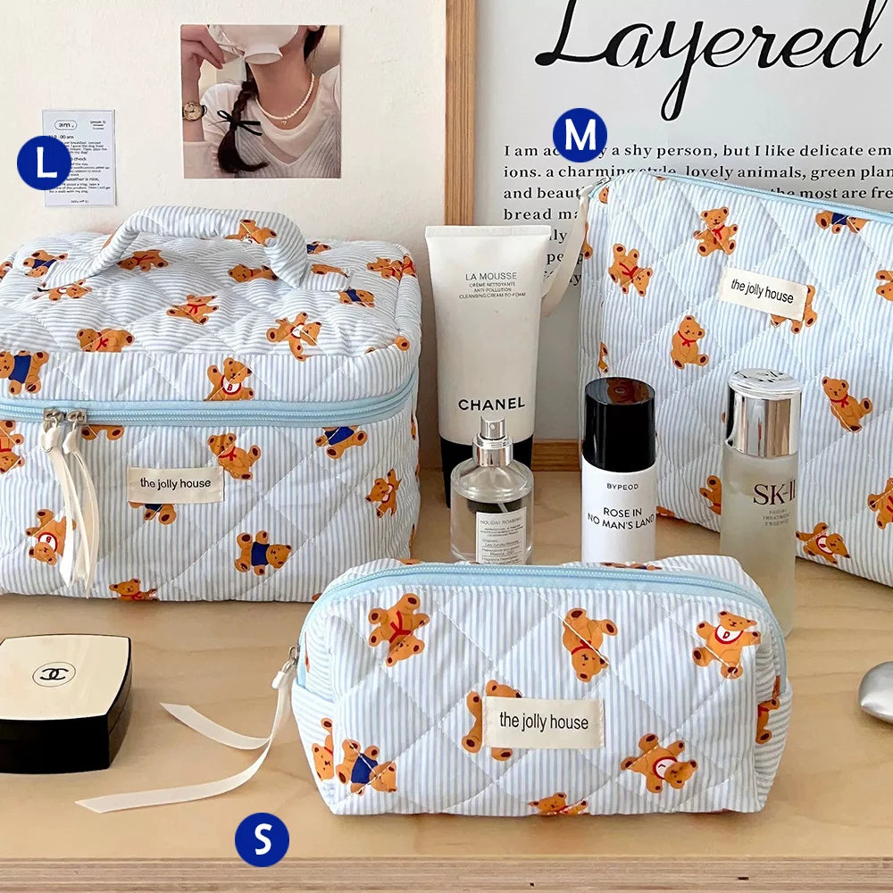 Gestaltete Make-up-Tasche in Bärenform mit mehreren Fächern und blau-weiß gestreiftem Muster auf Holz