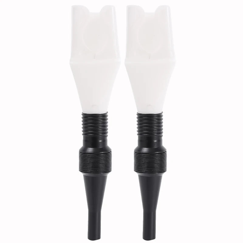 Un entonnoir en plastique transparent pour transférer de l'huile moteur avec une base filetée noire.