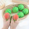 Eine Hand drückt einen grünen Wassermelonen-Stressball in einen geflochtenen Korb.
