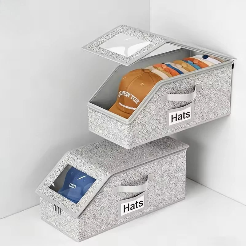 Organisateur de rangement gris empilable pour chapeaux, avec couvercle ouvert et boîte séparée.