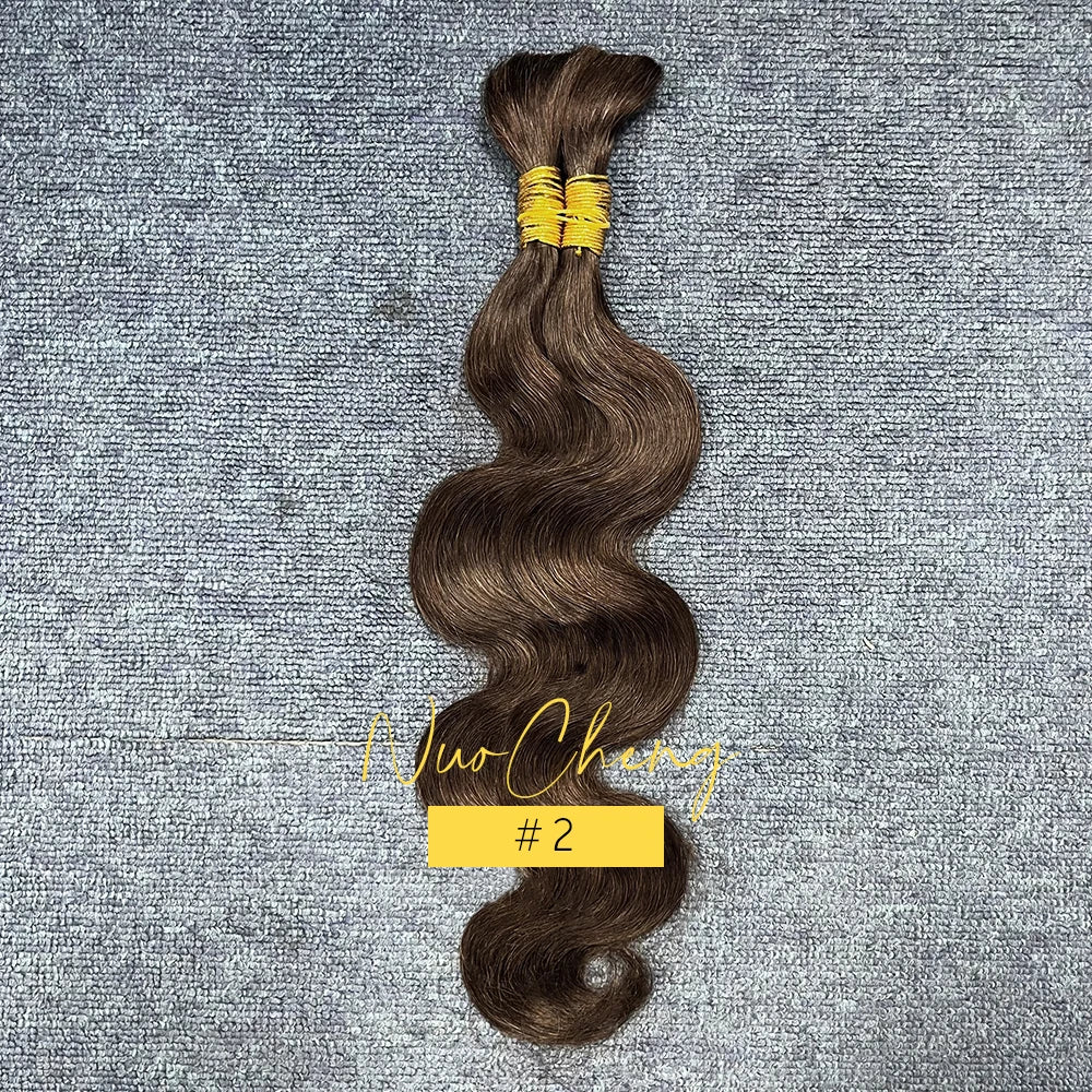 Un paquet de longs cheveux bruns ondulés avec des élastiques jaunes est exposé sur un fond gris texturé.