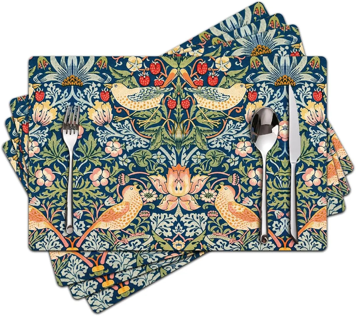 Une pile de sets de table en lin floraux avec un motif bleu et vert de fruits et d'oiseaux.