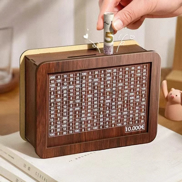 Une main insère une pièce dans une tirelire en bois marquée de différents montants d'épargne.