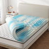Memory-Schaum-Matratzenaufschlägler mit Kühlgel auf einem Bett, blau-weißes Wellenmuster.