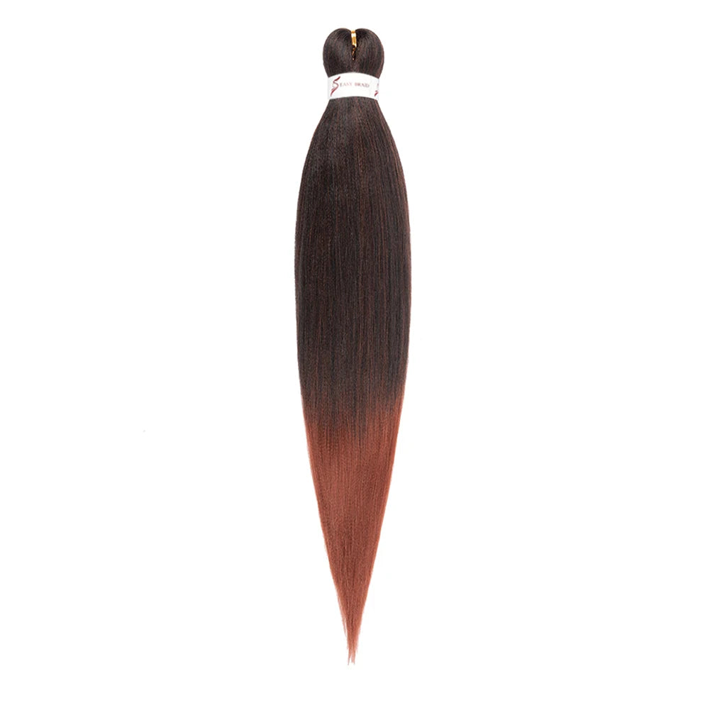 Ein einzelner Bund vorgestreckter Ombre-Flechtfrisuren mit einem Farbverlauf von dunkelbraun zu rötlich-braun.
