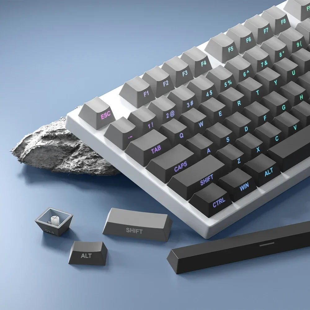 Nahaufnahme einer weißen mechanischen Tastatur mit lila PBT-Tasten und verschiedenen Komponenten wie einer Shift-Taste