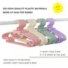 Set rosa und grün Kunststoffkleiderbügel zur Organisation von Babykleidung.