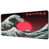 Dunkler Hintergrund mit Silhouette einer brechenden Welle vor roter Sonne und Bergen, mit japanischer Schrift darüber