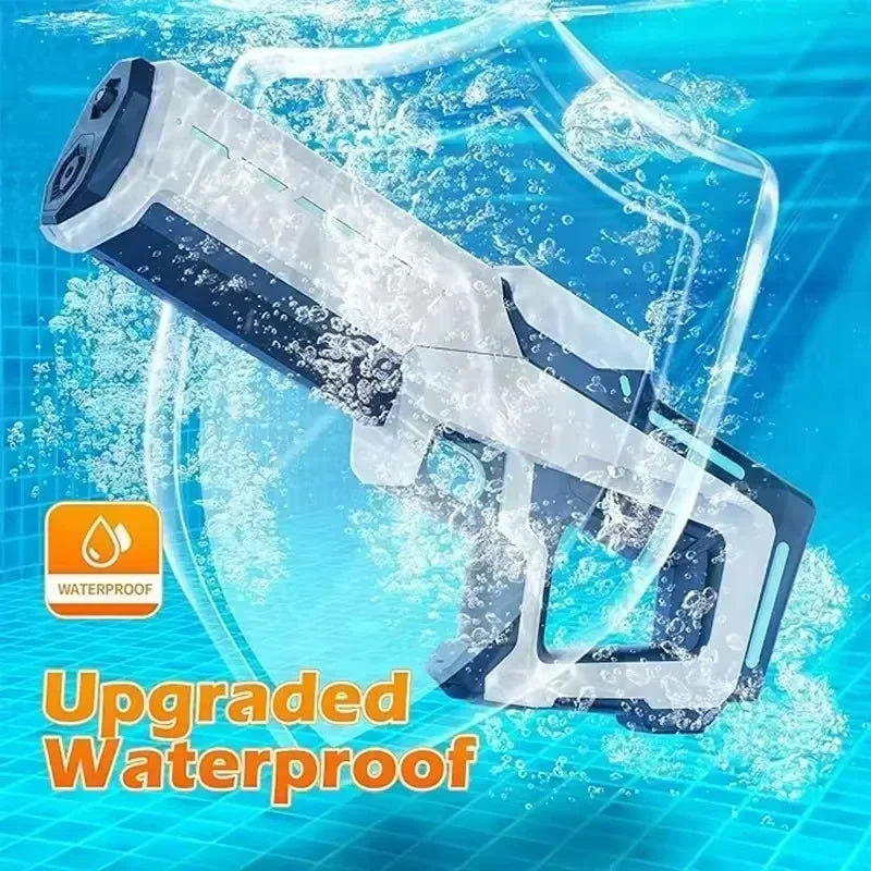 Weißer elektrischer Wasserstrahl-Sprayer spritzt Wasser gegen blauen Hintergrund.