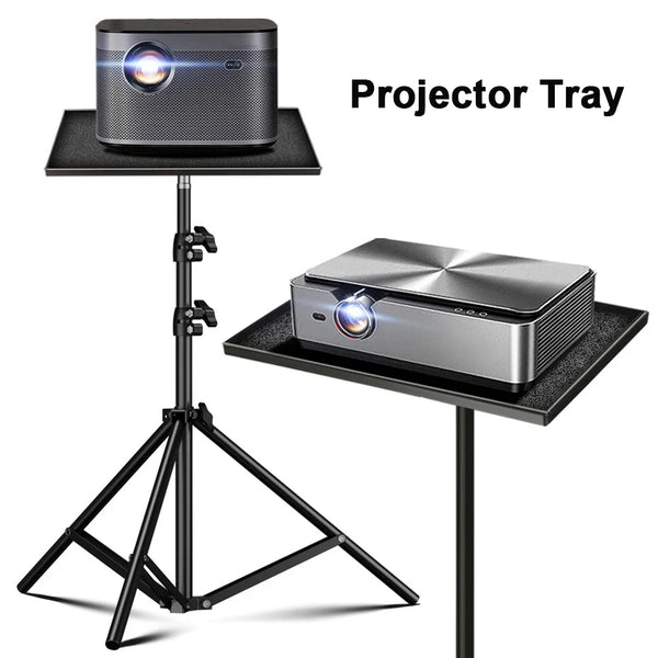 Trípode ajustable negro que sostiene una bandeja de proyector con un dispositivo plateado encima.